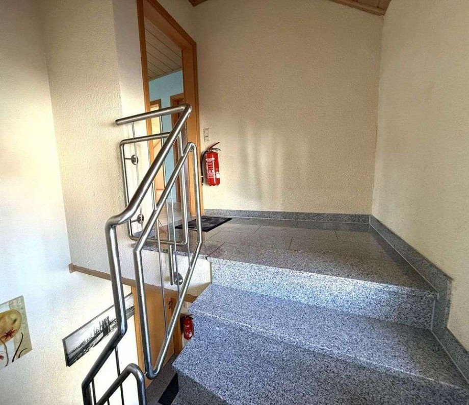 DG Wohnungseingang - Treppenhaus Zweifamilienhaus Graben-Neudorf