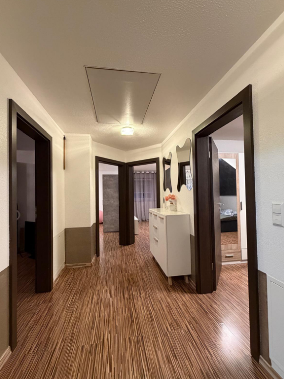 Flur DG Zweifamilienhaus K�mpfelbach