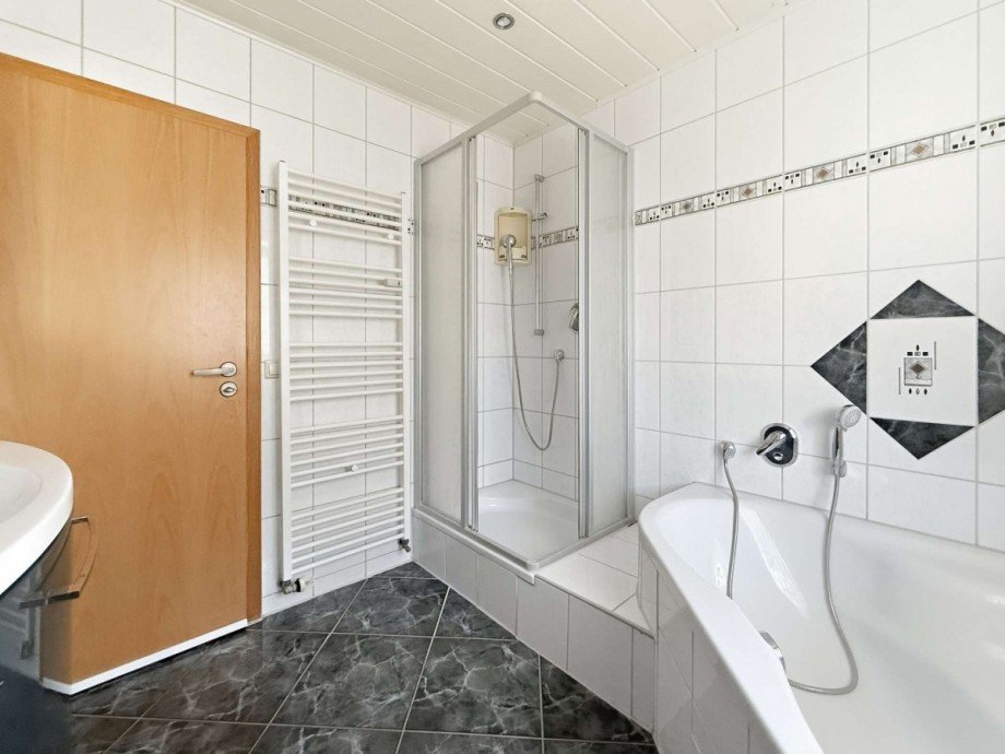 Bad EG Zweifamilienhaus Graben-Neudorf
