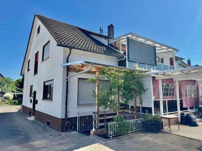 Hofansicht Philippsburg Zweifamilienhaus Kapitalanlage mit �ber 6% Bruttorendite in Rheinsheim!