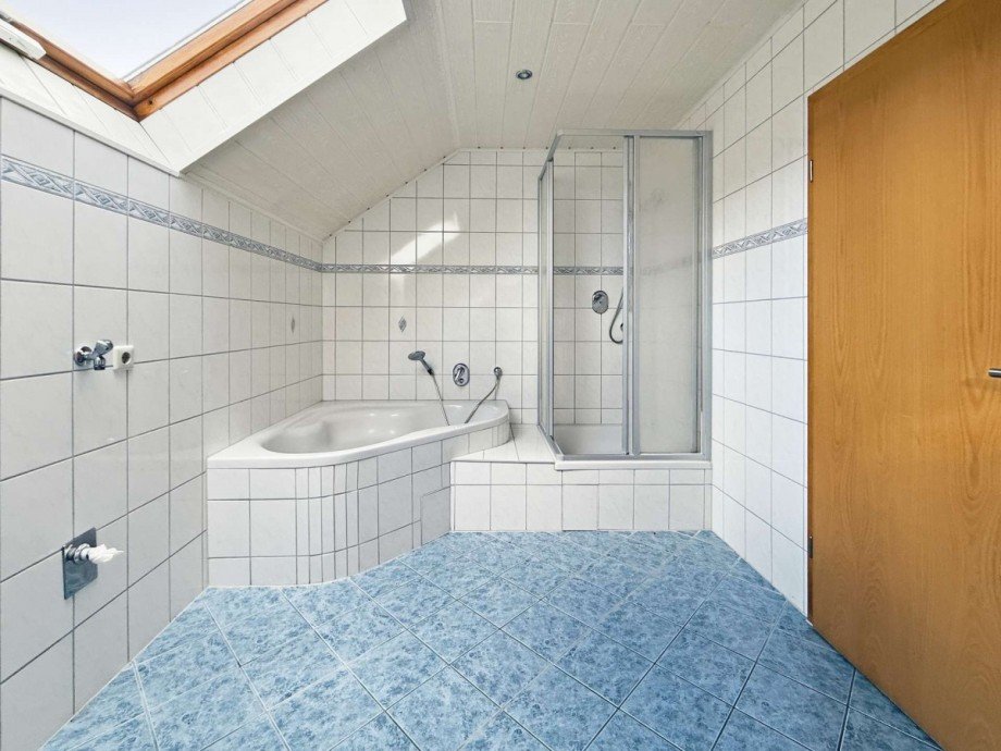 Bad Dachgeschosswohnung Graben-Neudorf