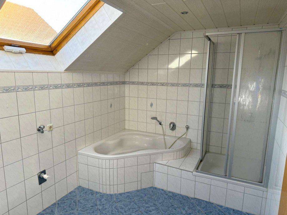 Bad mit Dusche Dachgeschosswohnung Graben-Neudorf