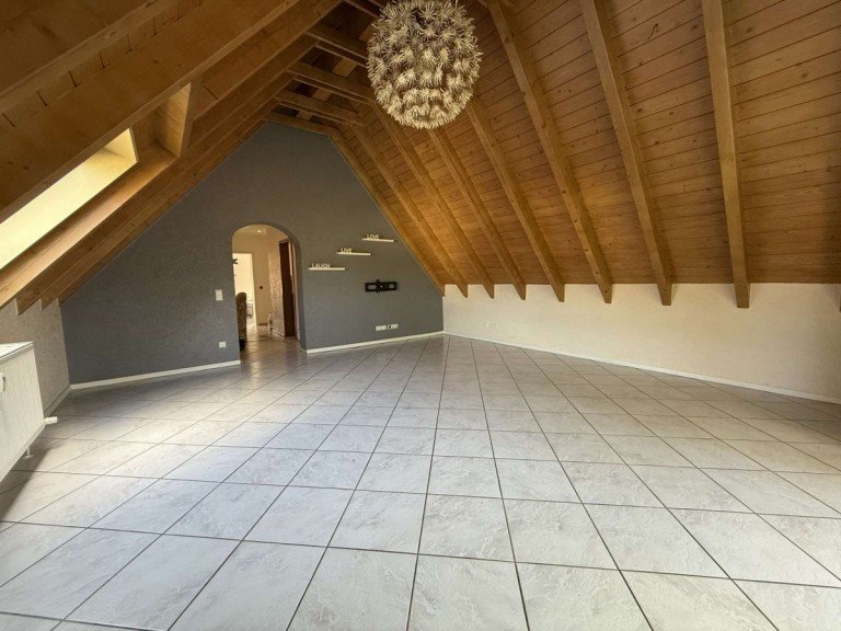 Wohnzimmer Bruchsal-Obergrombach Dachgeschosswohnung Charmante 2-Zimmer-Dachgeschosswohnung mit Balkon, Garage und Gartennutzung in Bruchsal-Obergrombach