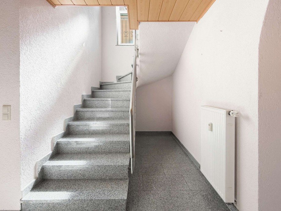 Innenliegende Treppe UG Maisonettewohnung Graben-Neudorf