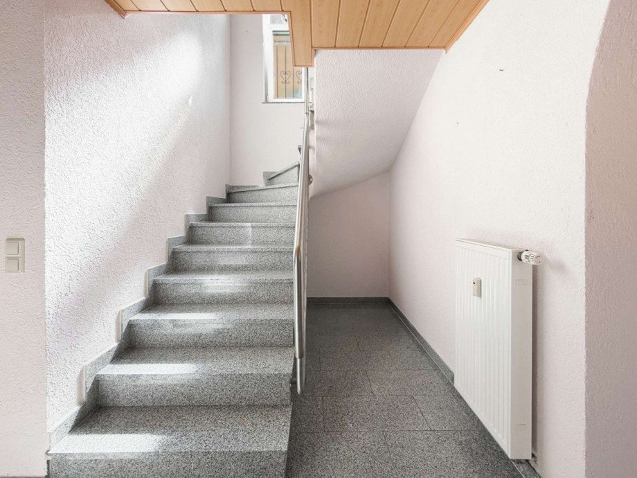 Innenliegende Treppe Zweifamilienhaus Graben-Neudorf